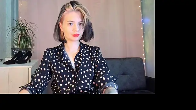 Just Scarlet  online show from January 10, 2026, 11:49 am