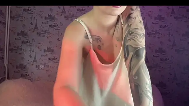 Just Scarlet  online show from September 17, 2025, 11:23 am