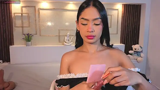 ChloeMoon9 online show from October 28, 2025, 12:04 pm