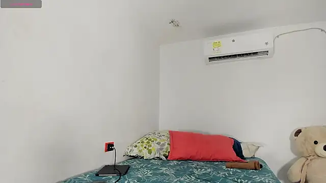 flor herrera01 online show from February 19, 2026, 4:20 am