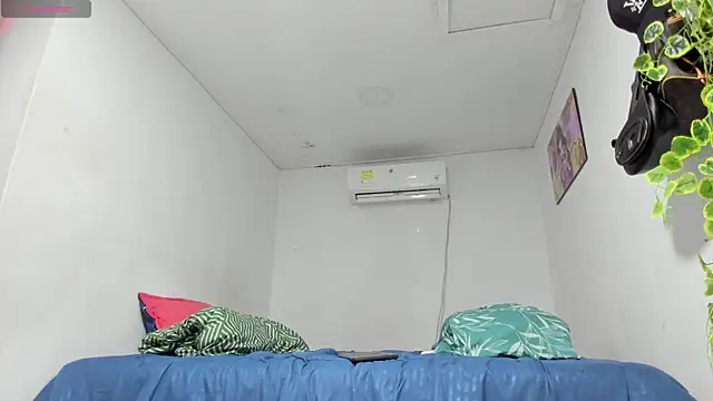 flor herrera01 online show from November 7, 2025, 8:02 pm