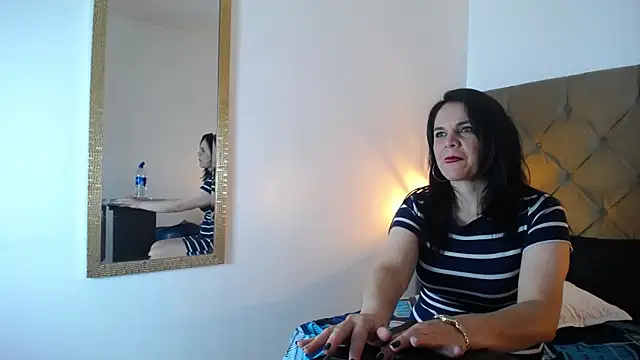 Snapshot of laura_hotties chatting on March 21, 2025, 3:57 pm laura hotties online show from March 21, 2025, 3:57 pm