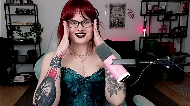 Snapshot of Della_Ideal chatting on April 22, 2026, 5:42 pm Della Ideal online show from April 22, 2026, 5:42 pm