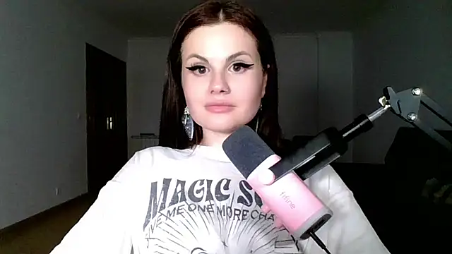 Della Ideal online show from March 17, 2025, 9:24 pm