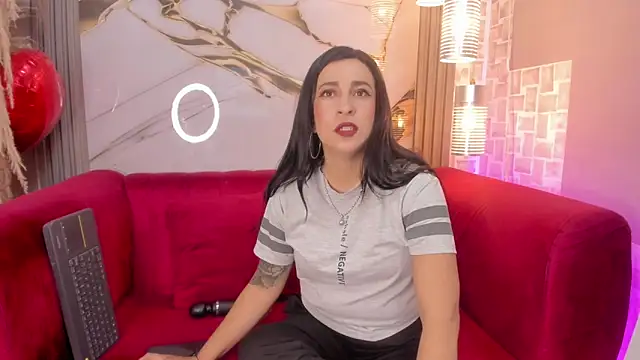 Bella williamss  online show from December 18, 2025, 4:11 pm