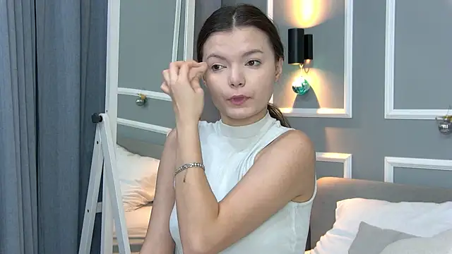 AsterQuinn online show from January 14, 2026, 3:37 pm