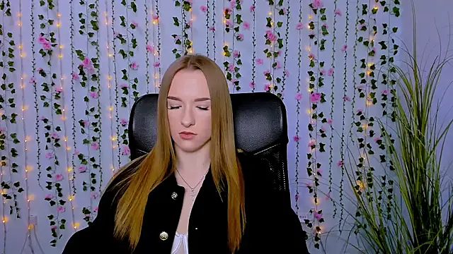 Snapshot of doll_vey chatting on March 4, 2025, 12:33 pm doll vey online show from March 4, 2025, 12:33 pm