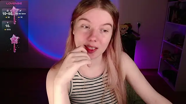 Snapshot of Strawberry_juli chatting on March 12, 2026, 2:39 am Strawberry juli online show from March 12, 2026, 2:39 am