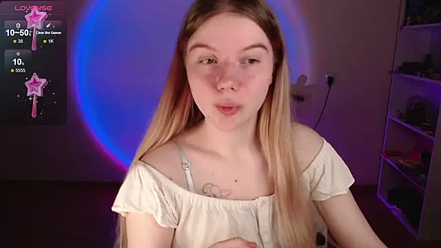 Snapshot of Strawberry_juli chatting on April 17, 2026, 5:10 am Strawberry juli online show from April 17, 2026, 5:10 am