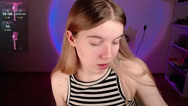 Snapshot of Strawberry_juli chatting on April 21, 2026, 3:35 am Strawberry juli online show from April 21, 2026, 3:35 am