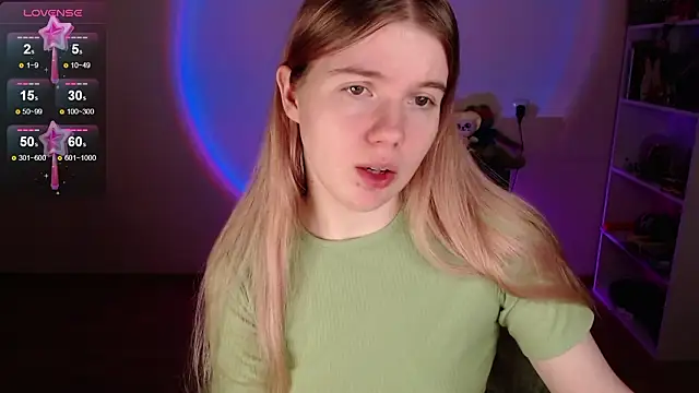 Snapshot of Strawberry_juli chatting on March 19, 2026, 7:52 am Strawberry juli online show from March 19, 2026, 7:52 am