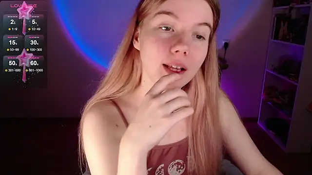 Snapshot of Strawberry_juli chatting on February 21, 2026, 2:13 am Strawberry juli online show from February 21, 2026, 2:13 am