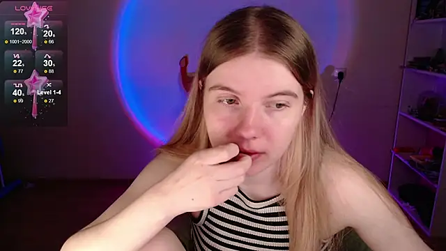 Snapshot of Strawberry_juli chatting on May 3, 2026, 7:46 am Strawberry juli online show from May 3, 2026, 7:46 am