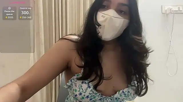 Snapshot of oviyakalra chatting on October 28, 2025, 3:18 am oviyakalra online show from October 28, 2025, 3:18 am