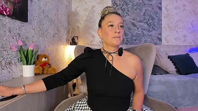 Snapshot of Liannaa_ chatting on February 2, 2026, 7:35 pm Liannaa online show from February 2, 2026, 7:35 pm