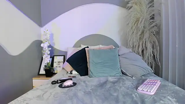 Liannaa  online show from April 17, 2026, 11:57 am