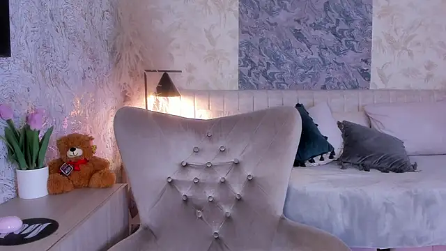 Liannaa  online show from November 5, 2025, 7:39 pm