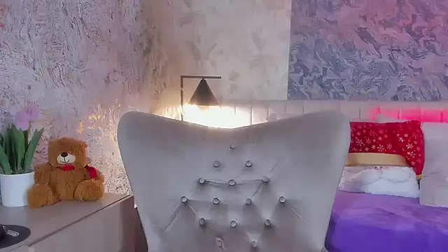 Arianaa collins online show from December 17, 2025, 12:10 pm