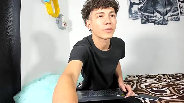 Snapshot of Maxxi_hot23 chatting on March 15, 2025, 2:01 pm Maxxi hot23 online show from March 15, 2025, 2:01 pm