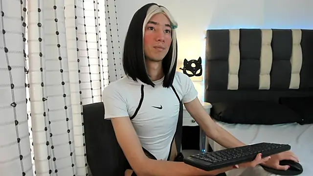 loverisu-coral online show from October 18, 2025, 7:38 pm