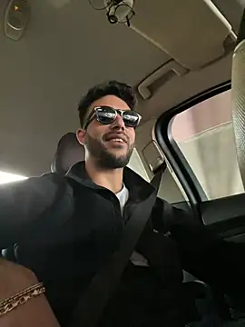 YJeromZCoxk online show from March 18, 2025, 3:33 pm