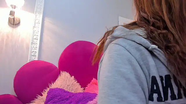 Bonniie 22 online show from October 16, 2025, 1:19 pm