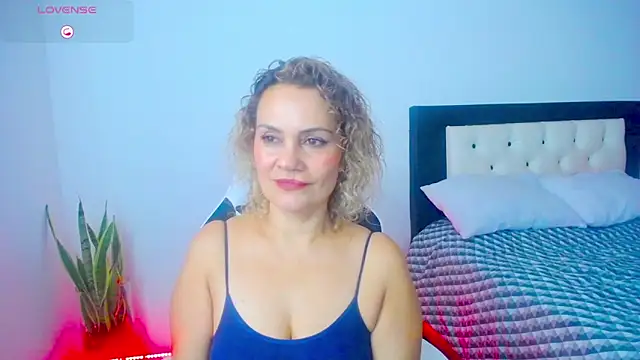 Snapshot of CarolinneFiotti chatting on October 20, 2025, 2:28 pm CarolinneFiotti online show from October 20, 2025, 2:28 pm