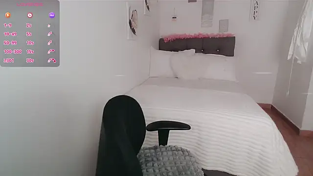 luna lgomez  online show from October 1, 2025, 1:37 pm