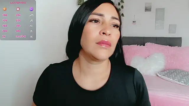 luna lgomez  online show from February 6, 2026, 12:56 pm