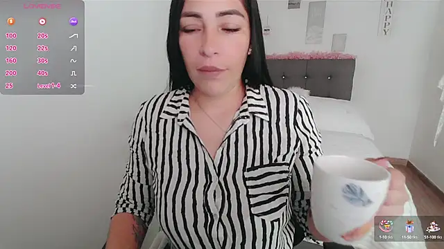 luna lgomez  online show from October 9, 2025, 12:17 pm