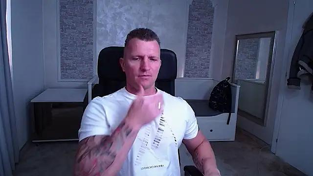 Snapshot of RomeoMalcolm chatting on March 21, 2025, 5:11 am RomeoMalcolm online show from March 21, 2025, 5:11 am