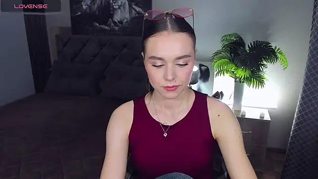 EmelyMason online show from April 16, 2026, 4:35 am