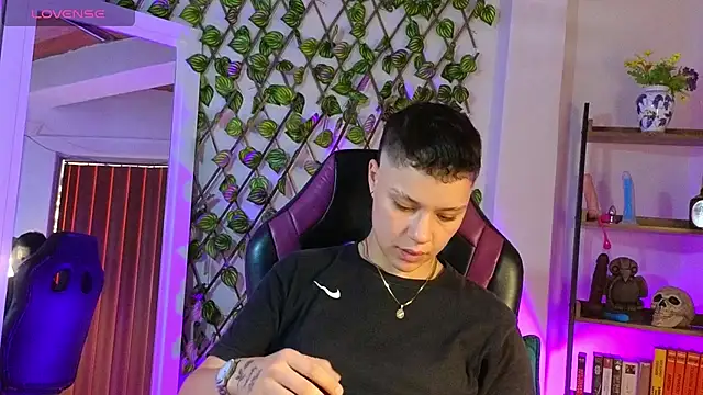 demimoore222 online show from March 8, 2025, 8:25 pm