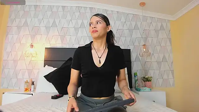 LiliJensen online show from November 18, 2025, 7:17 pm