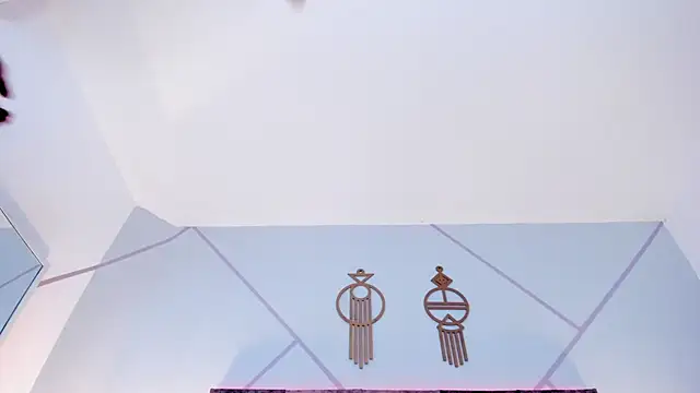 aurora collinss  online show from November 7, 2025, 1:48 pm