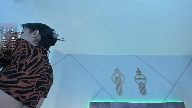 aurora collinss  online show from November 30, 2025, 12:17 pm