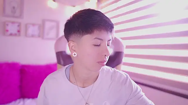 Snapshot of tommy_blue chatting on February 20, 2026, 12:29 pm tommy blue online show from February 20, 2026, 12:29 pm