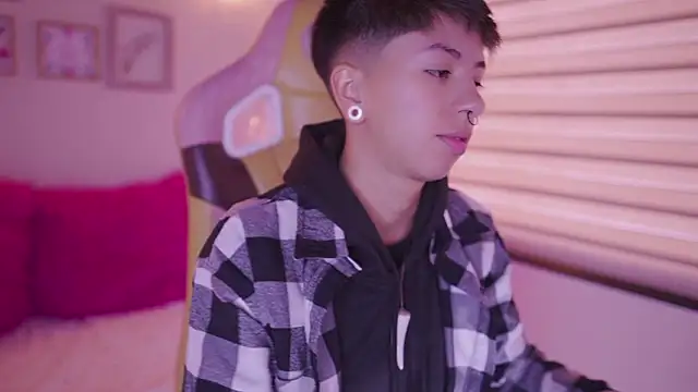 Snapshot of tommy_blue chatting on February 19, 2026, 2:58 pm tommy blue online show from February 19, 2026, 2:58 pm