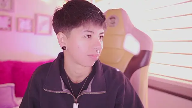 Snapshot of tommy_blue chatting on February 26, 2026, 12:27 pm tommy blue online show from February 26, 2026, 12:27 pm