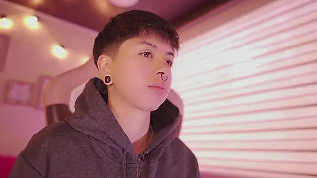 Snapshot of tommy_blue chatting on February 25, 2026, 12:49 pm tommy blue online show from February 25, 2026, 12:49 pm