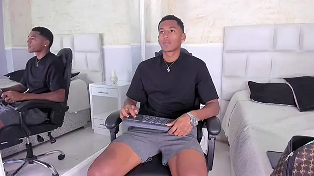 Snapshot of LexiAndDeker chatting on October 31, 2025, 6:04 pm LexiAndDeker online show from October 31, 2025, 6:04 pm