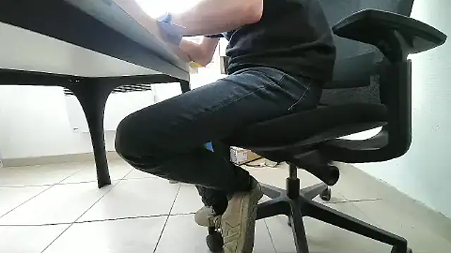 Snapshot of GM51-1988 chatting on September 19, 2025, 2:32 pm GM51-1988 online show from September 19, 2025, 2:32 pm