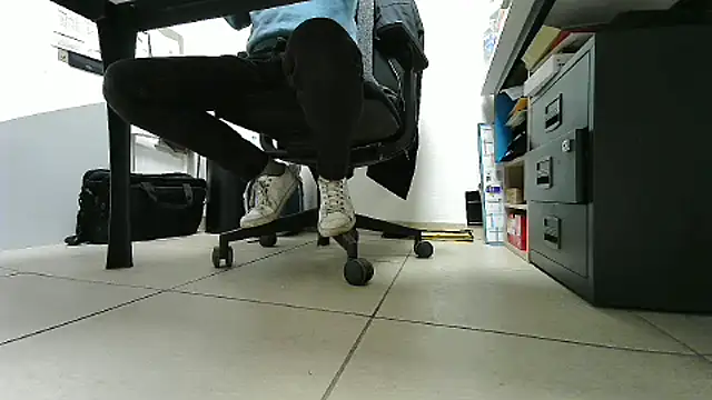 Snapshot of GM51-1988 chatting on October 22, 2025, 4:17 pm GM51-1988 online show from October 22, 2025, 4:17 pm