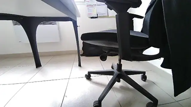 Snapshot of GM51-1988 chatting on October 31, 2025, 12:46 pm GM51-1988 online show from October 31, 2025, 12:46 pm