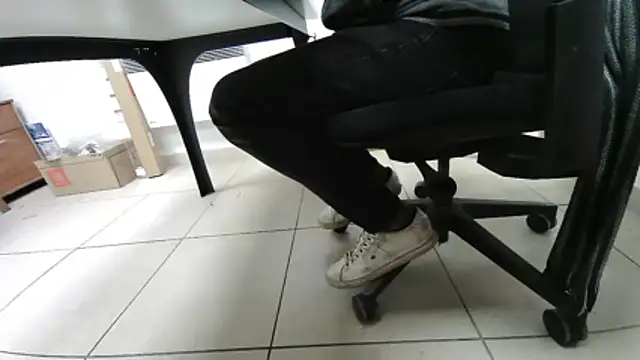 Snapshot of GM51-1988 chatting on December 1, 2025, 3:57 pm GM51-1988 online show from December 1, 2025, 3:57 pm