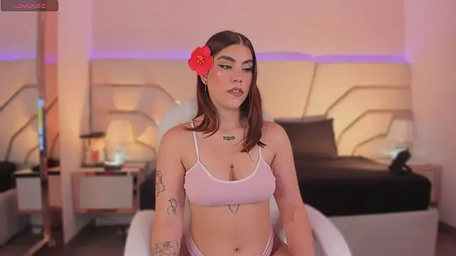 Snapshot of Violeta-Marquez chatting on October 13, 2025, 11:34 am Violeta-Marquez online show from October 13, 2025, 11:34 am