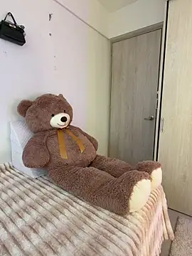 ZaraLuuv online show from April 16, 2026, 7:03 pm