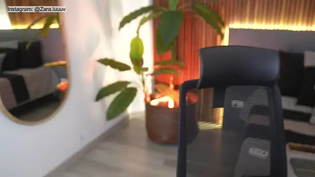 Snapshot of ZaraLuuv chatting on October 22, 2025, 4:17 pm ZaraLuuv online show from October 22, 2025, 4:17 pm