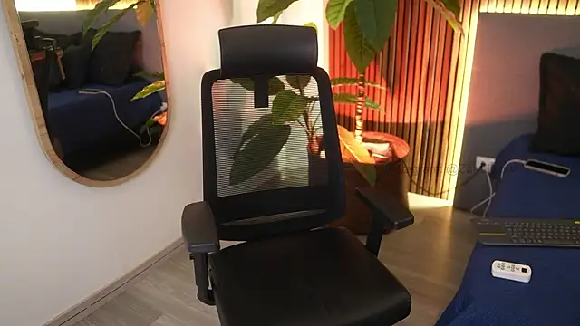 Snapshot of ZaraLuuv chatting on October 29, 2025, 3:44 pm ZaraLuuv online show from October 29, 2025, 3:44 pm