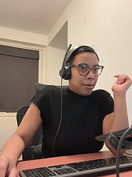 Snapshot of Melia_Rayne chatting on February 20, 2026, 11:23 am Melia Rayne online show from February 20, 2026, 11:23 am